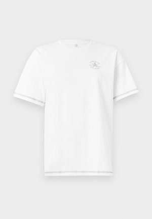 Witte korte mouw T-shirt met ronde hals en klein grijs Converse All Star-logo op de linkerborst, met grijze stikdetails op de mouwen en zoom.