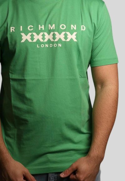 T-shirt verde in cotone con la scritta "RICHMOND" e "LONDON" in bianco, con un motivo decorativo sotto il testo. Maniche corte, colletto tondo.