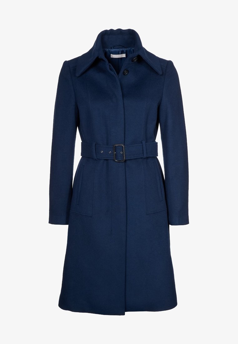 Abrigo de lana azul marino con cintura ceñida con cinturón, mangas largas y cuello con solapa. Cuenta con dos bolsillos frontales y cierre de botones.