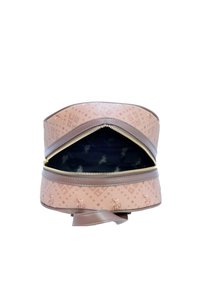 Borsa a tracolla rosa con motivo, dotata di una cerniera e rifiniture marroni, aperta per rivelare un interno scuro con un design sottile. Caratterizzata da una base piatta per maggiore stabilità.