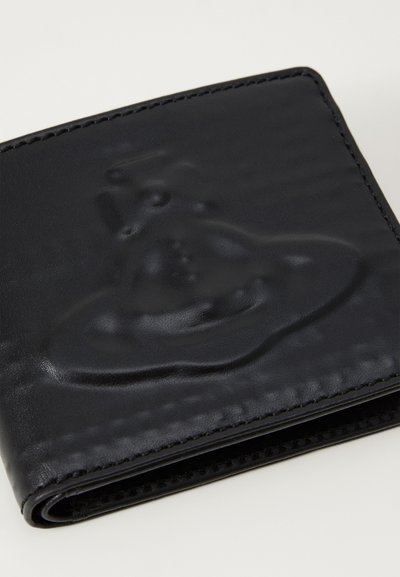 Sort læderpung med prægede detaljer, struktureret overflade, foldet design og synlig syning langs kanterne.
