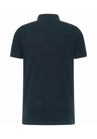 Donkerblauw poloshirt, korte mouwen, klassieke kraag, katoenen stof, gladde textuur, gelijkmatige stiksels, zonder zichtbare patronen of accenten.