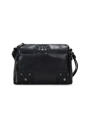 Bolso cruzado de cuero negro con bordado floral, acentos plateados, cierre de cremallera y correa ajustable. Panel frontal texturizado.