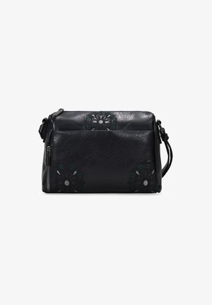 Bolso cruzado de cuero negro con bordado floral, acentos plateados, cierre de cremallera y correa ajustable. Panel frontal texturizado.