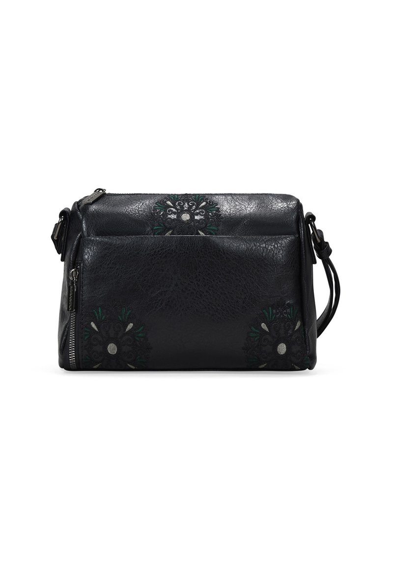 Bolso cruzado de cuero negro con bordado floral, acentos plateados, cierre de cremallera y correa ajustable. Panel frontal texturizado.