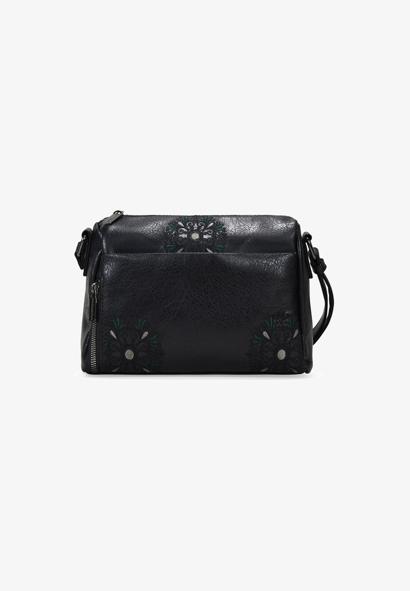 Bolso cruzado de cuero negro con bordado floral, acentos plateados, cierre de cremallera y correa ajustable. Panel frontal texturizado.