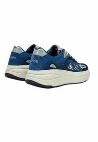 Sneaker di camoscio blu con suola bianca; presenta dettagli grigi, un logo distintivo, forme geometriche sui lati e un design minimalista.