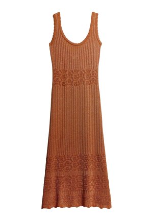 Robe en maille sans manches orange brûlé avec un col rond, texture côtelée et bandes à motifs à la taille et à l'ourlet.