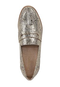 Metallische gouden loafers met een textuur van slangenhuid, voorzien van een smalle band over de wreef en een rond teenontwerp.