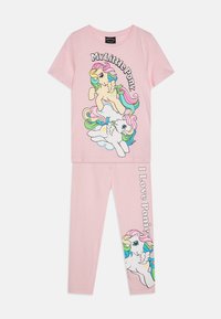 Ensemble de pyjama en coton rose comprenant un haut à manches courtes avec un graphique "My Little Pony" et un pantalon assorti avec le texte et les graphiques "J'aime les poneys".