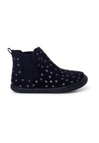 Botines de ante azul marino con patrón de estrellas grises, paneles laterales elásticos y suela de goma texturizada. Material suave con diseño fácil de poner.
