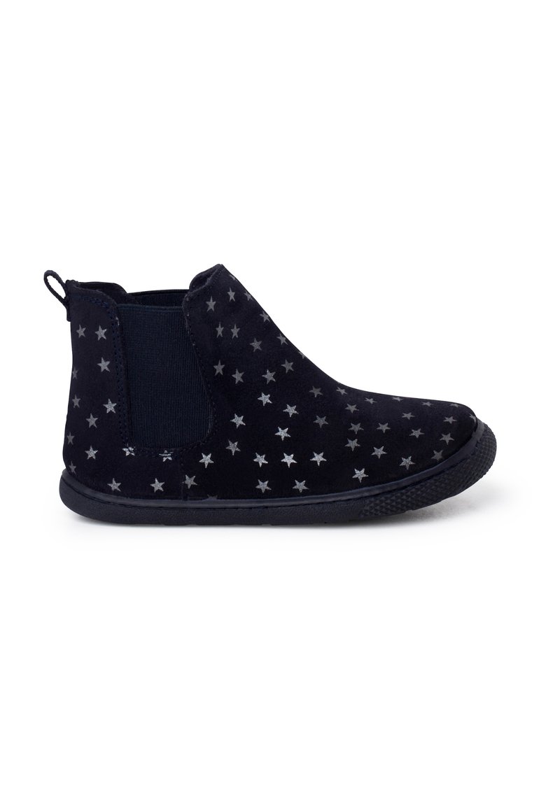 Botines de ante azul marino con patrón de estrellas grises, paneles laterales elásticos y suela de goma texturizada. Material suave con diseño fácil de poner.
