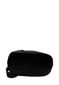 Černá kožená taška s obdélníkovým tvarem a hladkým povrchem. Obsahuje jediný ramenní popruh a zavírání na zip.