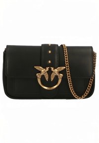 Borsa a spalla in pelle nera con tracolla a catena dorata e dettaglio di fibbia a forma di uccello dorato sulla patta frontale.