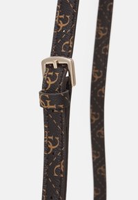 Černý kožený pásek s opakujícím se hnědým vzorem loga. Obsahuje zlatou kovovou sponu a nastavitelné otvory pro velikost. Hladký, texturovaný povrch.