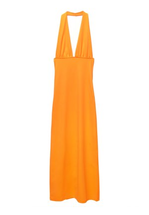 Longue robe orange sans manches avec un décolleté en V profond, un top à col halter et une jupe longue jusqu'au sol sur fond blanc.