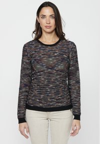 Pull à manches longues avec un motif tricoté multicolore présentant des nuances de bleu, rouge et crème, avec un col et des poignets en rib noir.