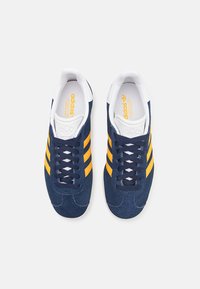 adidas Originals GAZELLE - Joggesko - pink/blue