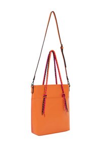 Borsa a mano in pelle arancione con forma strutturata, dotata di manici intrecciati rosa e neri. Design minimalista senza ulteriori motivi.