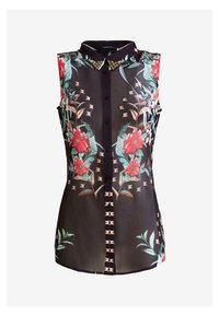 Blusa sin mangas negra con estampado floral en rojo y verde, con cuello tipo camisa, cierre de botones en la parte delantera y adornos de tachuelas decorativas en los hombros.