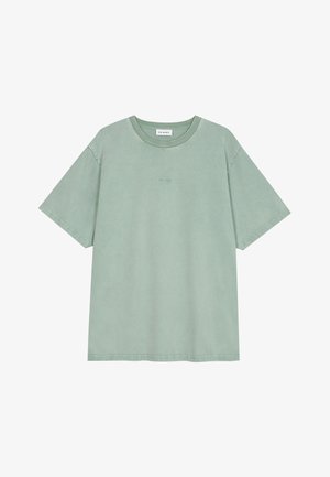 T-shirt vert clair à manches courtes avec col rond, orné d'un petit logo embossé au centre devant et d'une étiquette blanche à l'intérieur de l'encolure.