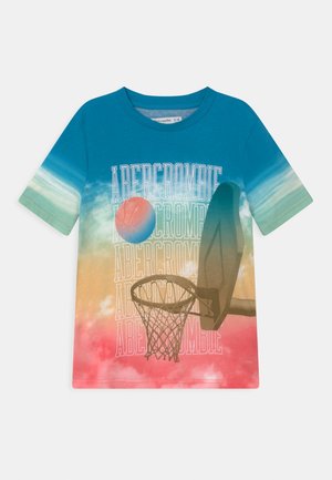 T-shirt med blå til pink gradient, en basketballkurv, bold i luften, og gentaget hvid "Abercrombie" tekst på fronten.