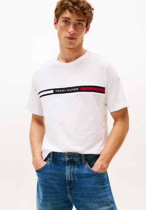 Tommy Hilfiger, HILFIGER CHEST INSERT TEE - Nyomott mintás póló - white