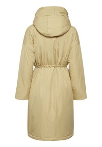 Long manteau matelassé beige avec capuche, taille élastiquée et manches longues, présenté de dos sur un fond blanc.