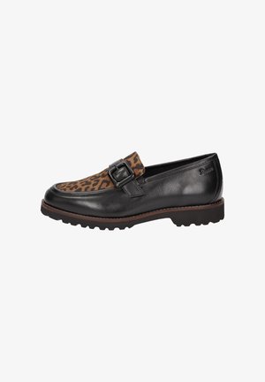Mocassin en cuir noir avec un panneau en daim imprimé léopard et une boucle décorative, doté d'une semelle en caoutchouc texturé pour une meilleure adhérence.