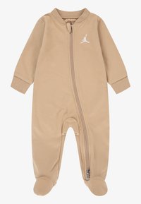 Beige Reißverschluss-Overall aus weichem Stoff mit langen Ärmeln, Fußdesign, gerippten Bündchen und einem weißen Logo auf der Brust.