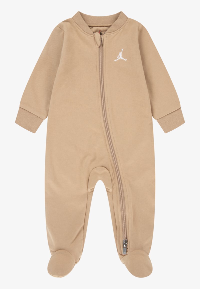 Beige Reißverschluss-Overall aus weichem Stoff mit langen Ärmeln, Fußdesign, gerippten Bündchen und einem weißen Logo auf der Brust.