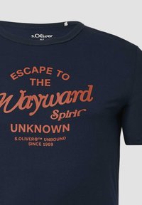 Navyblauwe katoenen T-shirt met een gedurfde oranje grafische tekstontwerp dat "ESCAPE TO THE WAYWARD Spirit UNKNOWN" leest. Korte mouwen, ronde hals.