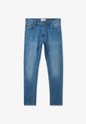 Jeans in denim blu chiaro con taglio dritto. Le caratteristiche includono un classico design a cinque tasche, chiusura con bottone metallico e una leggera sfumatura.