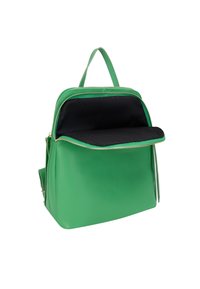 Rucsac verde din piele, cu un design structurat, dotat cu o deschidere cu fermoar, un singur mâner superior și o căptușeală interioară netedă de culoare neagră.