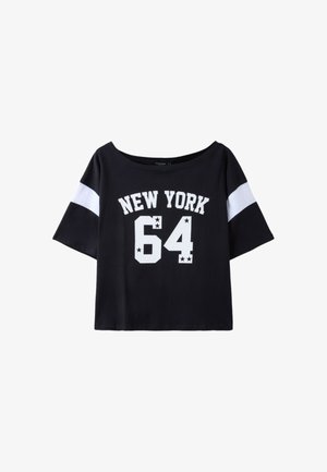 Chemise noire à manches courtes avec une bande blanche sur chaque manche et texte blanc "NEW YORK 64" avec des accents d'étoiles à l'avant.