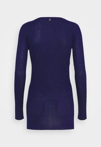 Robe en maille côtelée bleu foncé à manches longues, ajustée, avec un léger effet scintillant et un petit logo métallique sur le haut du dos.