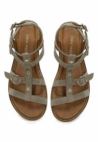 Sandali in suede grigio con molteplici cinturini incrociati, accentuati da metallo e una soletta marrone texturizzata. Cinturino alla caviglia regolabile per una vestibilità sicura.