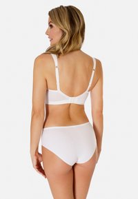 Biała bawełniana bielizna: stanik i majtki z regulowanymi ramiączkami, zapięciem na hak z tyłu i miękkim materiałem. Prosty i bezszwowy design.