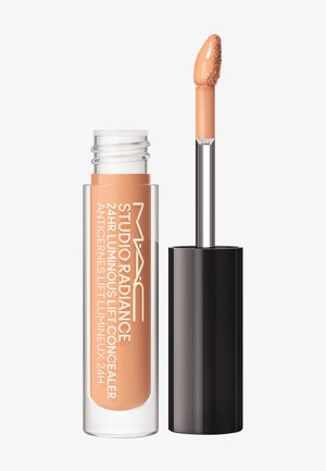 MAC Studio Radiance 24-uurs stralende liftconcealer met een schuine applicator, beige tint, zwarte dop en doorzichtige tube.