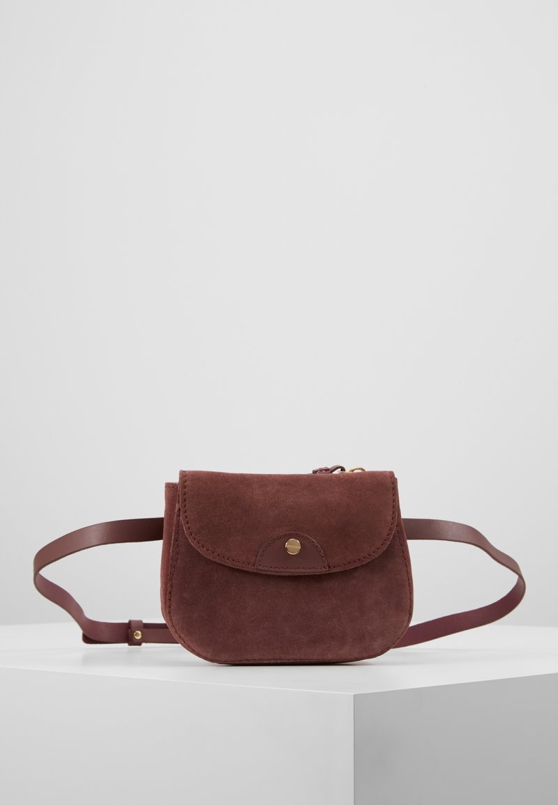 Zamszowa bordowa torebka na ramię z zaokrąglonym klapkiem, złotym zapięciem na zatrzask i dopasowanym regulowanym paskiem. Kompaktowy, prostokątny kształt.