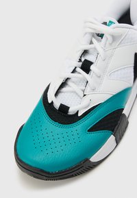 Sportlicher Schuh mit einem türkisfarbenen synthetischen Obermaterial, weißen Schnürsenkeln und schwarzen Akzenten. Texturierte Zehenkappe mit Belüftungsöffnungen für Atmungsaktivität.