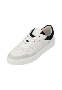 Vit sneaker med en slät läderovansida och mockadetaljer, rund tå, perforerade detaljer och vit gummisula. Svart krage.