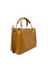 Borsa a mano in pelle marrone con finitura testurizzata, manici corti e hardware dorato. Presenta una forma strutturata e dettagli di cucitura.