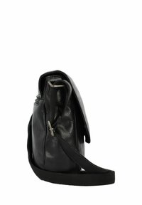 Borsa a spalla in pelle nera con una forma strutturata, hardware in argento e una lunga tracolla regolabile. La superficie ha una finitura liscia e testurizzata.