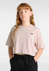 Ljust rosa kortärmad t-shirt i mjukt bomull, med korta ärmar och en liten svart skateboardgrafik på vänster bröst.