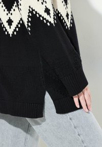 Ulla Popken FAIR ISLE TURTLENECK - Strickpullover - black
