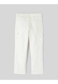 Pantalons cargo blancs avec une coupe droite, dotés de deux poches arrière et de deux poches latérales, fabriqués en tissu en coton robuste.