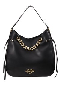 Sac à main Moschino noir avec une bandoulière unique, détail de chaîne en forme de cœur dorée et logo doré à l'avant.
