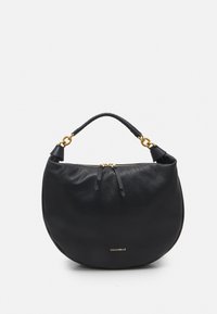 Sorte lædertaske med en rund form, med en tekstureret overflade, guldfarvet hardware og et kort vævet håndtag. Lynlås lukning øverst.