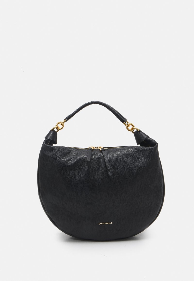 Sorte lædertaske med en rund form, med en tekstureret overflade, guldfarvet hardware og et kort vævet håndtag. Lynlås lukning øverst.